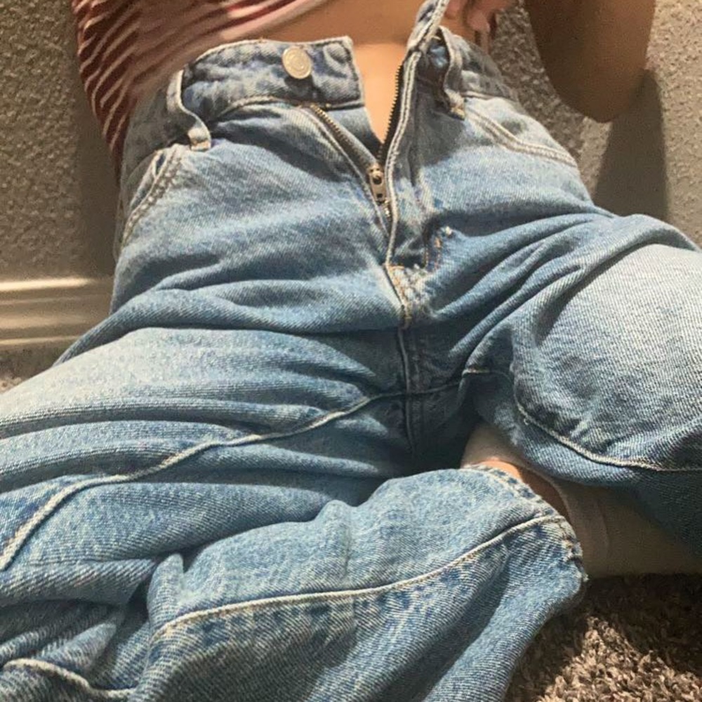 PACSUN “MOM JEANS” in medium light blue denim.